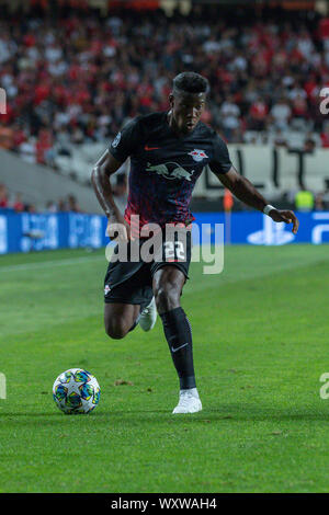 Lissabon, Portugal. 17 Sep, 2019. September 17, 2019. Lissabon, Portugal. Leipziger Verteidiger aus Frankreich Mukiele Nordi (22), die in Aktion während des Spiels der 1. Runde der Gruppe G der UEFA Champions League, SL Benfica vs RB Leipzig Credit: Alexandre de Sousa/Alamy leben Nachrichten Stockfoto