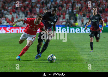 Lissabon, Portugal. 17 Sep, 2019. September 17, 2019. Lissabon, Portugal. Benfica ist aus Portugal Rafa Silva (27) und die Leipziger Mittelfeldspieler aus Mali Amadou Haidara (8) in Aktion während des Spiels der 1. Runde der Gruppe G der UEFA Champions League, SL Benfica vs RB Leipzig Credit: Alexandre de Sousa/Alamy leben Nachrichten Stockfoto