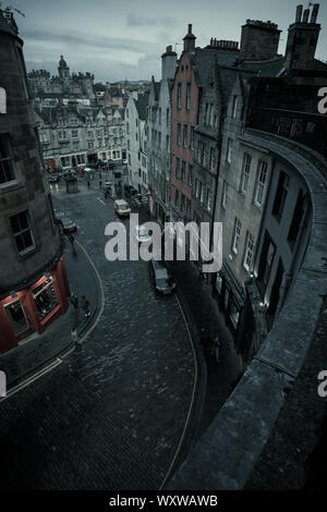 Blick auf West Bow, Blick auf den Graßmarkt in Edinburgh, Schottland. Stockfoto