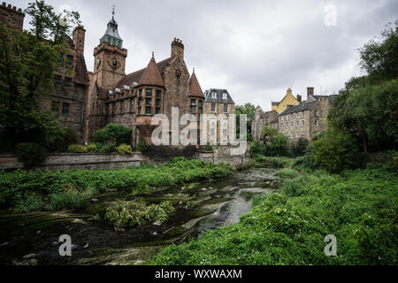 Blick auf das Dean Village am Wasser von Leith, Edinburgh, Schottland. Stockfoto