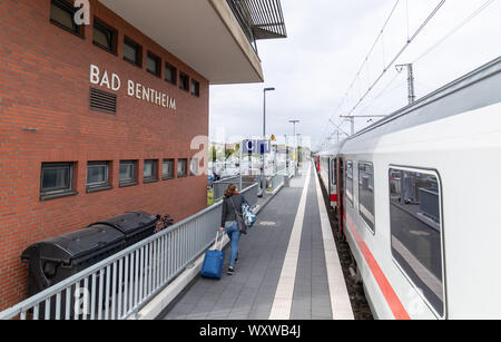 Bad Bentheim, Deutschland. 18 Sep, 2019. Ein IC steht auf einem Gleis im Bahnhof von Bad Bentheim. Der Bahnhof hat Deutschlands Bahnhof des Jahres 2019 gewählt worden durch eine Jury der Eisenbahn Lobby verband Allianz pro Schiene. Credit: Friso Gentsch/dpa/Alamy leben Nachrichten Stockfoto