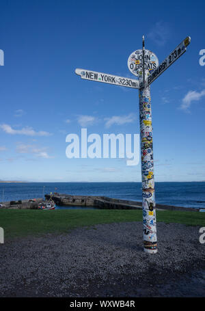 Der berühmte Wegweiser in John o'Groats, Schottland, zeigt Entfernungen nach New York und Edinburgh Stockfoto