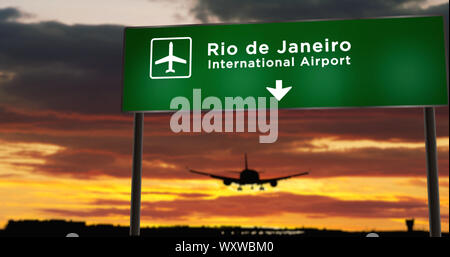 Flugzeug silhouette Landung in Rio de Janeiro, Brasilien. Stadt Anreise mit Flughafen Richtung Namensschild und den Sonnenuntergang im Hintergrund. Reise und Transport Stockfoto