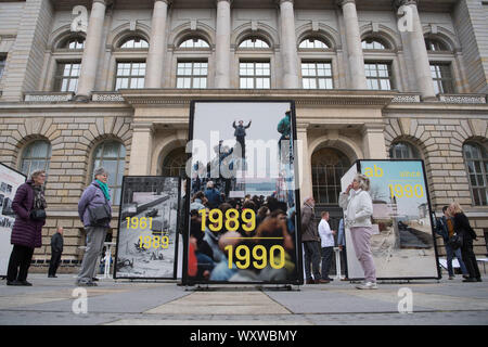 Berlin, Deutschland. 18 Sep, 2019. Die Open-Air-Ausstellung "Aber es ist schön, dass die Wand hat Löcher' vor dem Haus der Abgeordneten anlässlich des 30. Jahrestages des Mauerfalls geöffnet wird. Die Ausstellung ist bis zum 20. November 2019. Quelle: Jörg Carstensen/dpa/Alamy leben Nachrichten Stockfoto