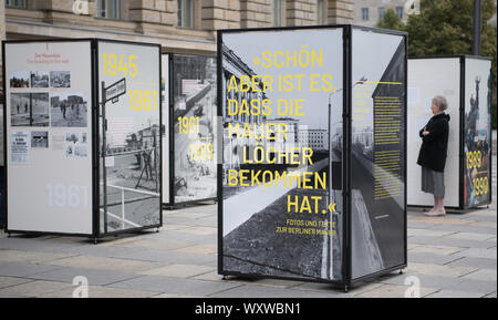 Berlin, Deutschland. 18 Sep, 2019. Die Open-Air-Ausstellung "Aber es ist schön, dass die Wand hat Löcher' vor dem Haus der Abgeordneten anlässlich des 30. Jahrestages des Mauerfalls geöffnet wird. Die Ausstellung ist bis zum 20. November 2019. Quelle: Jörg Carstensen/dpa/Alamy leben Nachrichten Stockfoto