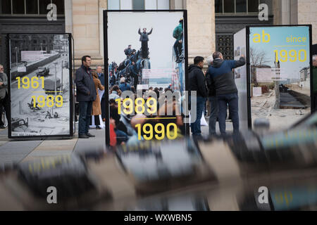 Berlin, Deutschland. 18 Sep, 2019. Die Open-Air-Ausstellung "Aber es ist schön, dass die Wand hat Löcher' vor dem Haus der Abgeordneten anlässlich des 30. Jahrestages des Mauerfalls geöffnet wird. Die Ausstellung ist bis zum 20. November 2019. Quelle: Jörg Carstensen/dpa/Alamy leben Nachrichten Stockfoto