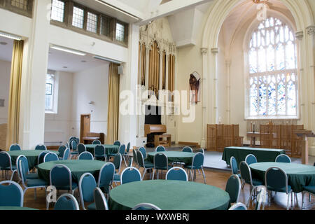 Sheffield, Großbritannien: 20. April 2016: der Kirche St. Mary und Grundstück mit Willkommen im Zeichen von Clough Straße Stockfoto