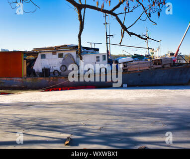 Hausboot Barge icebound in Eis Arstaviken, Stockholm, Schweden eingefroren Stockfoto