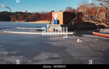 Hausboot Barge icebound in Eis Arstaviken, Stockholm, Schweden eingefroren Stockfoto