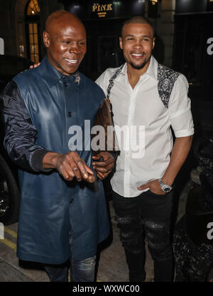 Chris Eubank und Chris Eubank Jr kommen am Tramp in London für Chris Eubank Jr's Geburtstagsparty. Stockfoto