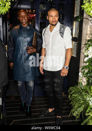 Chris Eubank und Chris Eubank Jr kommen am Tramp in London für Chris Eubank Jr's Geburtstagsparty. Stockfoto