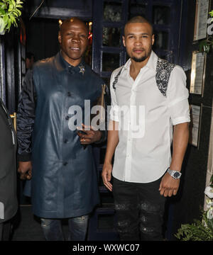 Chris Eubank und Chris Eubank Jr kommen am Tramp in London für Chris Eubank Jr's Geburtstagsparty. Stockfoto