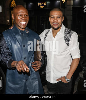 Chris Eubank und Chris Eubank Jr kommen am Tramp in London für Chris Eubank Jr's Geburtstagsparty. Stockfoto