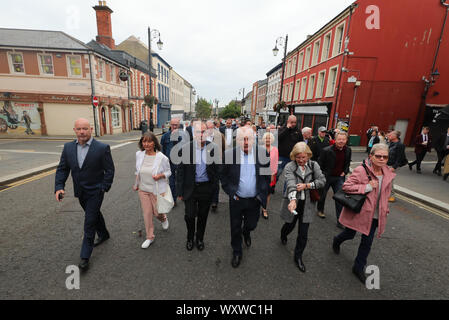 Mitglieder aus dem Wray und McKinney Familien und Unterstützer zu Fuß nach Londonderry Magistrates' Court, wie die Anklage eines ehemaligen Soldaten vorgeworfen, zwei Morde auf der Blutige Sonntag wird ein Gerichtssaal zum ersten Mal erreichen. Stockfoto