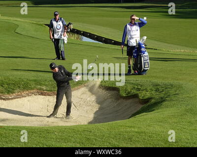 Virginia Water, Großbritannien. 18 Sep, 2019. Wentworth Golf Club, Surrey, UK Paul Casey 2009 Meister spielt aus Sand während das Pro-Am-Turnier auf der European Tour: BMW PGA Championship Golf Turnier Credit: Motofoto/Alamy leben Nachrichten Stockfoto