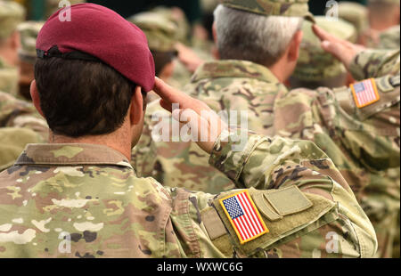 US-Soldaten begrüssen zu geben. US-Armee. US-Truppen Stockfoto