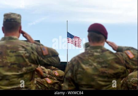 Amerikanische Soldaten salutierte US Flag. US-Armee Stockfoto