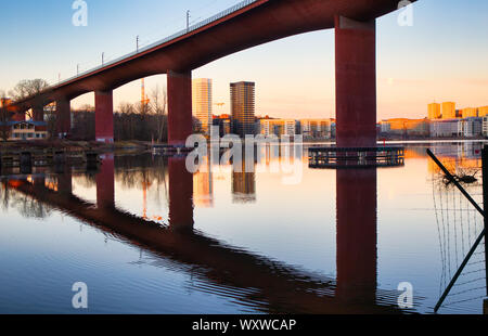 Western Arsta Brücke mit Vollmond im Arstaviken Bay, Stockholm, Schweden wider Stockfoto
