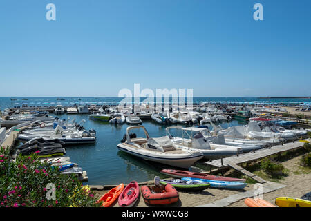 Blick auf die Bucht von San Felice Circeo Meer und die Pier, Latium, Italien, Urlaub Stockfoto