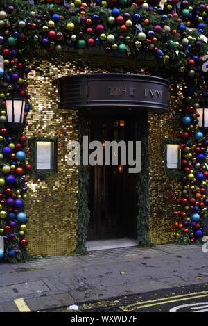 Die Ivy Restaurant in West Street im Covent Garten von London. 1-5 West Street, London WC2H 9NQ. Hier mit Weihnachtsschmuck rund um die e Stockfoto