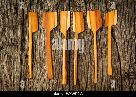 Verschiedene Küche Holz- Utensilien schließen bis auf rustikalen Holzmöbeln Hintergrund. Stockfoto