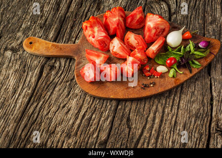 Bunte Tomaten Hintergrund. Frische Bio Tomaten auf Küche mit Kopie Raum auf Vintage rustikalen Hintergrund. Stockfoto