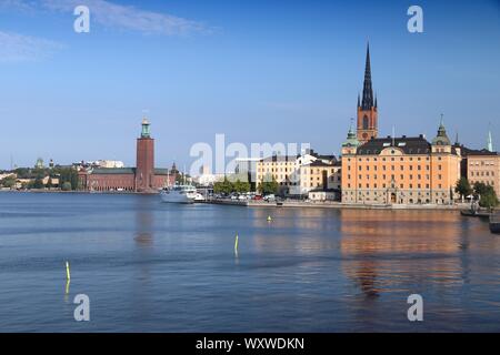 Stockholmer Skyline der Stadt in Schweden. Riddarholmen und Kungsholmen Inseln mit Blick aufs Wasser. Stockfoto