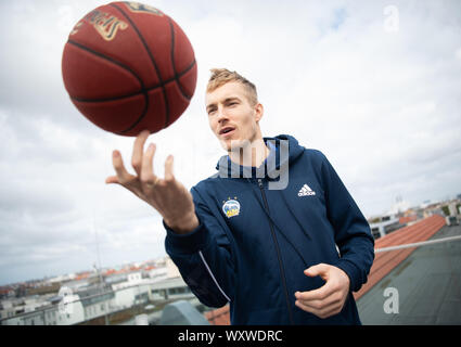 Berlin, Deutschland. 18 Sep, 2019. Basketball: Bundesliga, Saisonauftakt - Pk Alba Berlin, Niels Giffey von Alba Berlin Spins ein Basketball an seinem Finger Credit: Tom Weller/dpa/Alamy leben Nachrichten Stockfoto