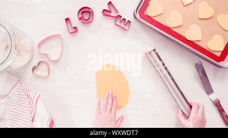 Flach. Schritt für Schritt. Rolling Zucker Plätzchenteig mit Metall Rolling Pin. Stockfoto