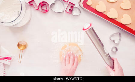 Flach. Schritt für Schritt. Rolling Zucker Plätzchenteig mit Metall Rolling Pin. Stockfoto