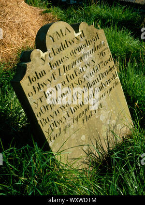 Grabstein zu John Jones, d. 1865, St Mary's Church, Gwaenysgor, Wales. Welsh Inschrift. Stockfoto