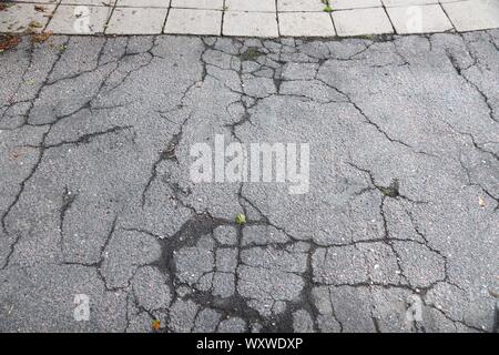 Beschädigte Straße in Göteborg, Schweden. Konzept für die Instandhaltung der Straßen. Stockfoto