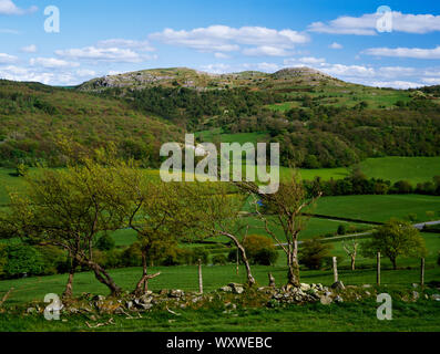 Nach Südosten über den Fluss Alyn Tal in Richtung Bryn Alyn Kalkstein Ridge und Pflaster. Clwydian Hügel, Denbighshire, North Wales. Stockfoto