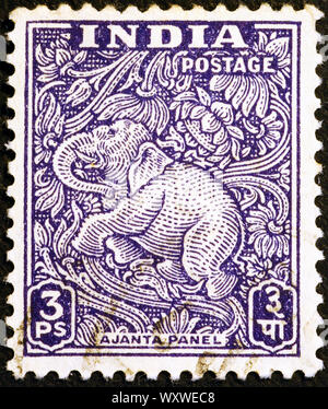 Indische Briefmarke zeigt ein Elefant in Ajanta Höhlen geschnitzt Stockfoto