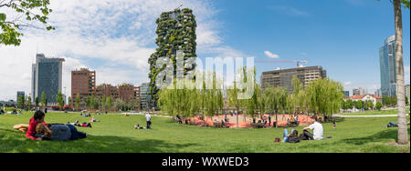 Mailand, Italien: Die neuen öffentlichen Park "Biblioteca degli Alberi" (Baum), im Hintergrund der "Bosco Verticale" Gebäude. Stockfoto