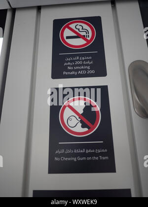 Nicht rauchen und keine Kaugummis Zeichen auf Dubai tram System Stockfoto