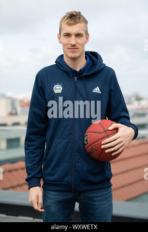 Berlin, Deutschland. 18 Sep, 2019. Basketball: Bundesliga, Saison - Öffner - Pk Alba Berlin, Niels Giffey von Alba Berlin mit einem Basketball in der Hand. Credit: Tom Weller/dpa/Alamy leben Nachrichten Stockfoto