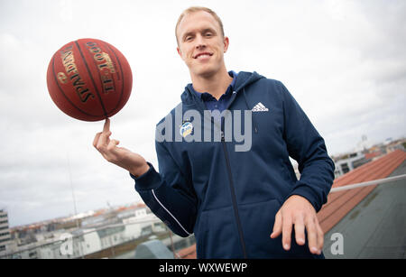 Berlin, Deutschland. 18 Sep, 2019. Basketball: Bundesliga, Saisonauftakt - Pk Alba Berlin, Lukas Sikma aus Alba Berlin dreht die Basketball auf seinen Finger Credit: Tom Weller/dpa/Alamy leben Nachrichten Stockfoto