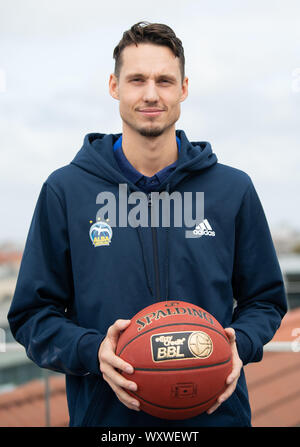 Berlin, Deutschland. 18 Sep, 2019. Basketball: Bundesliga, Saison - Öffner - Pk Alba Berlin, Marcus Eriksson von Alba Berlin mit einem Basketball in der Hand der Credit: Tom Weller/dpa/Alamy leben Nachrichten Stockfoto