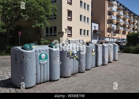 Nürnberg, Deutschland - Mai 7, 2018: Sortiert recycling Haushalt Abfallbehälter in Nürnberg, Deutschland. 2015, 65 Prozent der Abfälle in Deutschland wurde recycelt Stockfoto