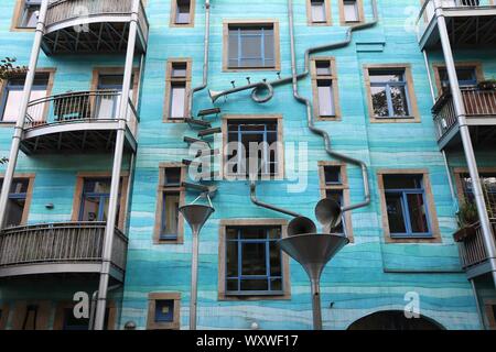 DRESDEN, Deutschland - 10. MAI 2018: Kunsthof Passage in der Neustadt von Dresden. Kunsthofpassage ist ein Satz von Innenhöfen verjüngt mit moder Stockfoto