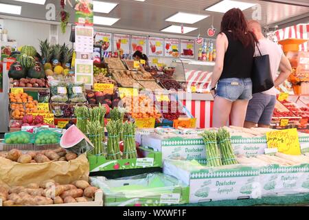 Nürnberg, Deutschland - Mai 7, 2018: die Menschen besuchen Gemüsemarkt in Nürnberg, Deutschland. Nürnberg ist in Mittelfranken. 511,628 Menschen leben h Stockfoto