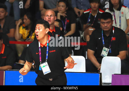 ------ Coach Li Nan, front, reagiert während eines Spiels gegen Philippinen in Jakarta, Indonesien, 21. August 2018. Nach der schlechten Leistung während der Spiele 2019 FIBA-Weltmeisterschaft, der Coach Li Nan, geführte Basketball der chinesischen Männer Mannschaft zu einem 24. Platz will sein Amt niederlegen, 18. September 2019. Stockfoto