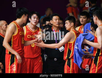 ------ Coach Li Nan, front, reagiert während eines Spiels gegen Philippinen in Jakarta, Indonesien, 21. August 2018. Nach der schlechten Leistung während der Spiele 2019 FIBA-Weltmeisterschaft, der Coach Li Nan, geführte Basketball der chinesischen Männer Mannschaft zu einem 24. Platz will sein Amt niederlegen, 18. September 2019. Stockfoto