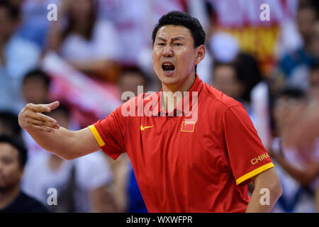 ------ Coach Li Nan reagiert während eines Spiels gegen Ägypten in Shenzhen, der südchinesischen Provinz Guangdong, 23. Juli 2017. Nach der schlechten Leistung während der Spiele 2019 FIBA-Weltmeisterschaft, der Coach Li Nan, geführte Basketball der chinesischen Männer Mannschaft zu einem 24. Platz will sein Amt niederlegen, 18. September 2019. Stockfoto