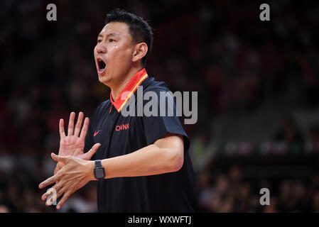 ------ Coach Li Nan reagiert während eines Spiels gegen Brasilien in der Stadt Guangzhou, die südchinesische Provinz Guangdong, 23. August 2019. Nach der schlechten Leistung während der Spiele 2019 FIBA-Weltmeisterschaft, der Coach Li Nan, geführte Basketball der chinesischen Männer Mannschaft zu einem 24. Platz will sein Amt niederlegen, 18. September 2019. Stockfoto