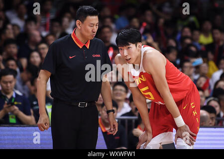 ------ Coach Li Nan reagiert während eines Spiels gegen Brasilien in der Stadt Guangzhou, die südchinesische Provinz Guangdong, 23. August 2019. Nach der schlechten Leistung während der Spiele 2019 FIBA-Weltmeisterschaft, der Coach Li Nan, geführte Basketball der chinesischen Männer Mannschaft zu einem 24. Platz will sein Amt niederlegen, 18. September 2019. Stockfoto