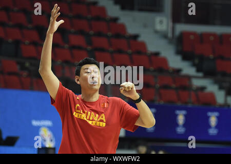 ------ Coach Li Nan reagiert während eines Trainings in Shanghai, China, 29. November 2018. Nach der schlechten Leistung während der Spiele 2019 FIBA-Weltmeisterschaft, der Coach Li Nan, geführte Basketball der chinesischen Männer Mannschaft zu einem 24. Platz will sein Amt niederlegen, 18. September 2019. Stockfoto