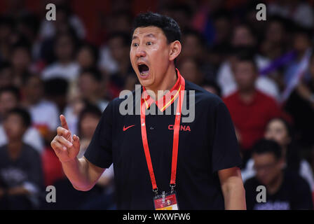 ------ Coach Li Nan reagiert bei einem Qualifikationsspiel gegen Südkorea 2019 FIBA-Weltmeisterschaft in Guangzhou City, die südchinesische Provinz Guangdong, 6. September 2019. Nach der schlechten Leistung während der Spiele 2019 FIBA-Weltmeisterschaft, der Coach Li Nan, geführte Basketball der chinesischen Männer Mannschaft zu einem 24. Platz will sein Amt niederlegen, 18. September 2019. Stockfoto