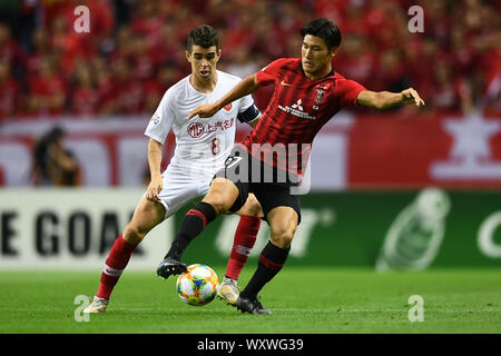 Brasilianische Fußballspieler Oscar dos Santos Emboaba Junior, besser als einfach Oscar, von Shanghai SIPG F. C., Links, und japanischer Fußballspieler Daiki Hashioka der Urawa Red Diamonds, Recht, Kampf um den Ball während der zweiten Runde der Viertelfinale der AFC Champions League (ACL) in der Präfektur Saitama, Japan, 17. September 2019. Die zweite Runde des Viertelfinales der AFC Champions League (ACL) zwischen den Urawa Red Diamonds und Shanghai SIPG endete mit einem 1-1 Unentschieden in der Präfektur Saitama, Japan, 17. September 2019. Stockfoto